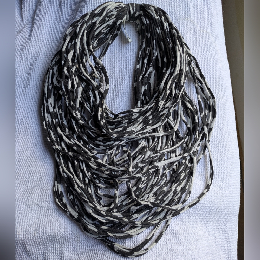 Saako Chic Black and White Women's Scarf. OS